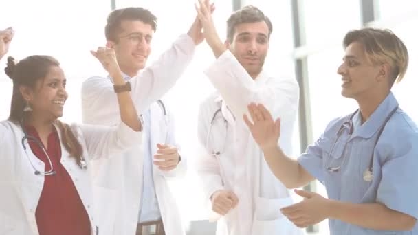 Tiro Uma Equipe Diversificada Médicos Dando Uns Aos Outros Alto — Vídeo de Stock