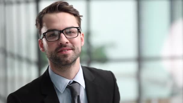 Retrato Homem Negócios Com Óculos Homem Feliz Olha Para Câmera — Vídeo de Stock