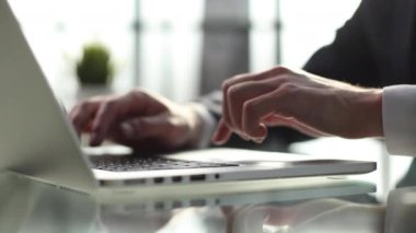 Ofisteki bilgisayarda çalışan genç adam, yakın plan. Pankart tasarımı