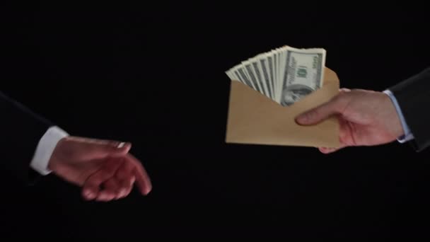 Homem Negócios Apertando Mãos Como Eles Dão Receber Envelope Liso — Vídeo de Stock