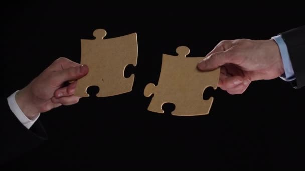 Ręka Trzyma Puzzle Mozaiki Czarnym Tle Zbliżenie Planowanie Biznesowe Koncepcja — Wideo stockowe