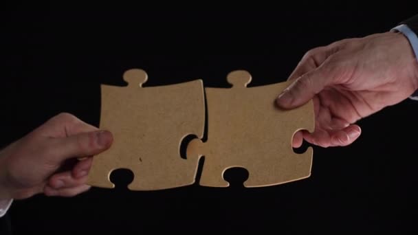 Hånd Holder Mosaik Puslespil Sort Baggrund Close Virksomhedsplanlægning Teamwork Koncept – Stock-video