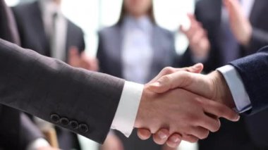 Modern iş merkezinin lobide iki İşadamlarından el sıkışma