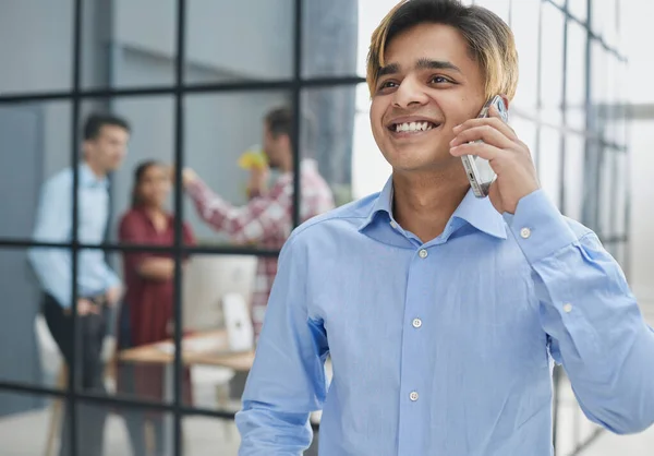 Fiatal Férfi Néz Félre Miközben Beszél Telefonon — Stock Fotó