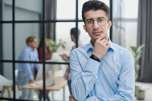 Pensive Jonge Kaukasische Man Afstand Denken Planning — Stockfoto