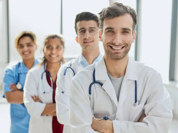 Tıp Fakültesi Personeli Çok Uluslu Insanlar Doktor Hemşire Cerrah — Stok fotoğraf