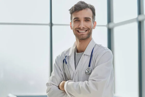 Close Πορτρέτο Του Ένα Χαμογελαστό Αρσενικό Γιατρός — Φωτογραφία Αρχείου