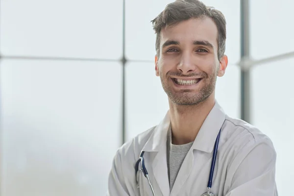 Hombre Sonriendo Mirando Cámara Médico Estudiante Interno Con Estetoscopio —  Fotos de Stock