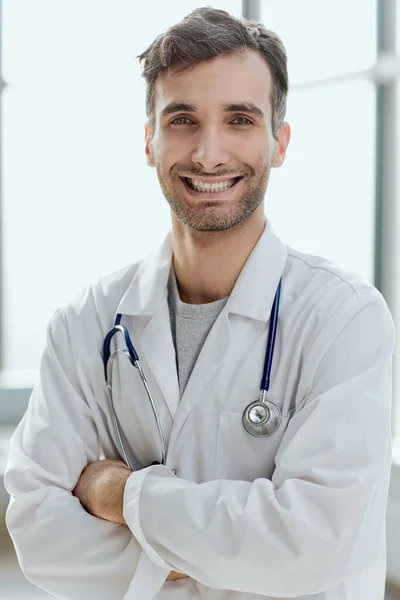 Άνθρωπος Χαμογελώντας Και Κοιτάζοντας Κάμερα Εκπαιδευόμενος Γιατρός Φοιτητής Στηθοσκόπιο — Φωτογραφία Αρχείου