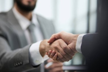 Hoş geldin işi. Tokalaşma, el sıkışan iş adamı. kurumsal selamlama eli.