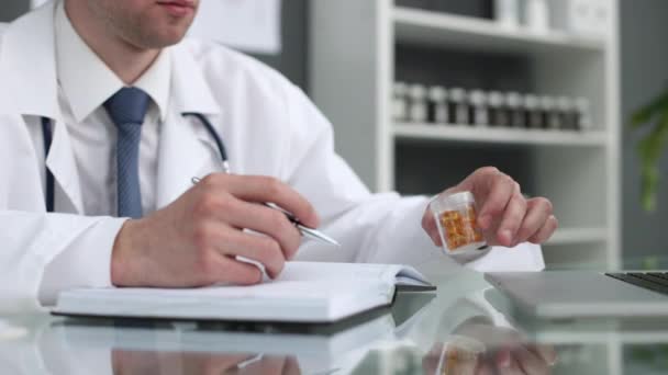 Médecin Tient Les Pilules Prend Des Notes Dans Carnet Gros — Video