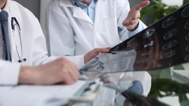 Médecins Examinant Une Radiographie Médicale Dans Bureau — Video