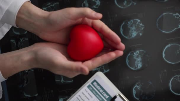 Männerhände Mit Roten Herzen Über Dem Röntgenbild Kardiologie Konzept — Stockvideo