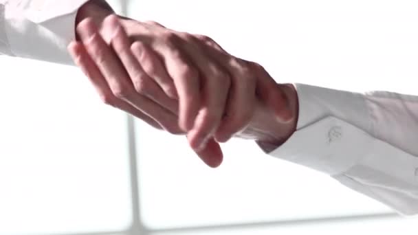 Geschäftsleute Weißen Hemden Beim Händeschütteln Aus Nächster Nähe Blick Von — Stockvideo