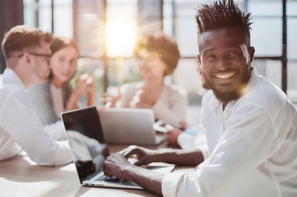 Πορτρέτο Του Χαμογελαστού Αφροαμερικανού Επιχειρηματία Στελέχη Που Εργάζονται Φορητό Υπολογιστή Εικόνα Αρχείου