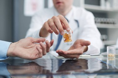 Tıp, sağlık ve insan kavramı - doktor erkek hasta sağlık Bürosu'nda hastane için hapları vermeye