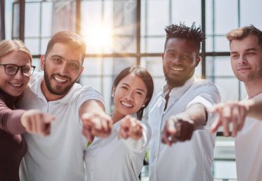 Güçlü ve yaratıcı takım. Bir grup iş adamı kameraya gülümsüyor.