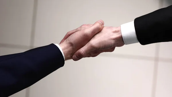 ビジネスの人々の二重握手室内オフィス トップビュー — ストック写真