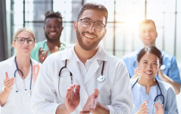 Başarılı Genç Doktorlar Ellerini Çırpıyor — Stok fotoğraf