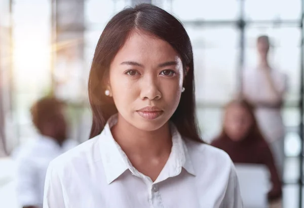 Молодая Красивая Азиатская Бизнес Женщина Консультант Работает Офисе Стоковое Фото
