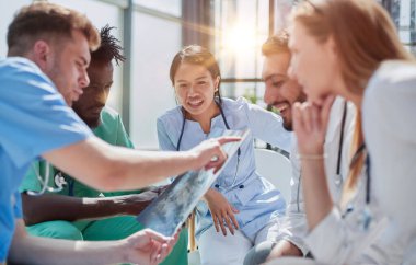 Hepsi eğitimli ve röntgenler konusunda tecrübeliler..