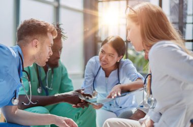 Hepsi eğitimli ve röntgenler konusunda tecrübeliler..