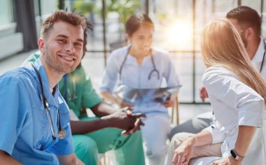 Bir grup doktor tıbbi konferansta röntgene bakıyor, sorunları tartışıyorlar..