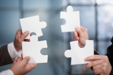 Yapboz parçalarını birleştiren ellerle ortaklık kavramı