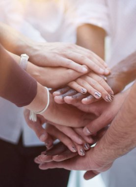 İş adamları ofiste el ele tutuşuyor. Takım çalışması ve ortaklık kavramı
