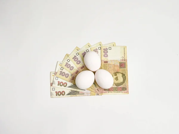 Τρία Λευκά Αυγά Βρίσκονται Ουκρανικά Χαρτονομίσματα Των Εκατό Εθνικού Νομίσματος — Φωτογραφία Αρχείου