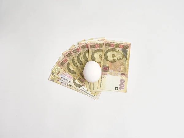 Ένα Λευκό Αυγό Βρίσκεται Στα Ουκρανικά Χαρτονομίσματα Των Εκατό Εθνικού — Φωτογραφία Αρχείου