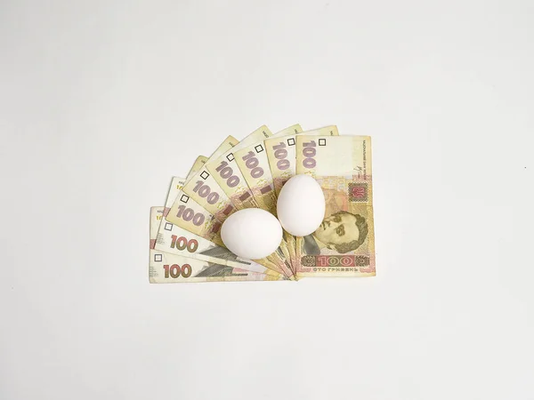 Δύο Λευκά Αυγά Βρίσκονται Ουκρανικά Χαρτονομίσματα Των Εκατό Εθνικού Νομίσματος — Φωτογραφία Αρχείου