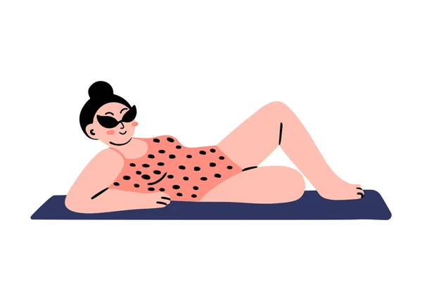 穿着泳衣在海滩上晒日光浴的现代女子手绘 用涂鸦式平面的孤立矢量图解 — 图库矢量图片