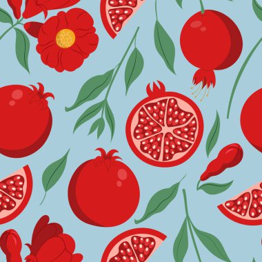 Kusursuz desenli nar, bütün ve dilimlenmiş, mavi arkaplanda yapraklar ve çiçekler var.