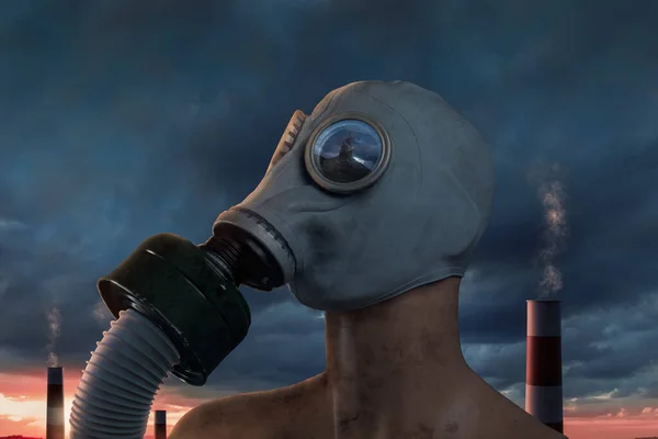Muž Plynovou Maskou Před Kouřícími Věžemi Spaloven — Stock fotografie