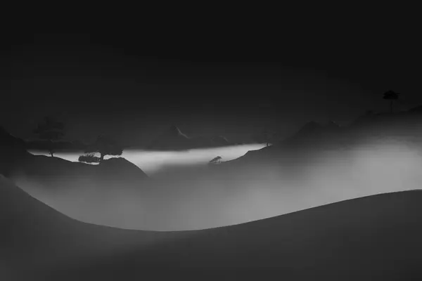 霧で覆われた丘や山々と黒と白の風景の3Dレンダリング ストック画像