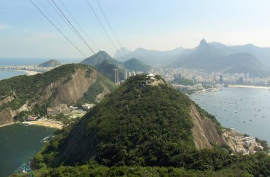 Rio de Janeiro şehri, Brezilya, ufukta Corcovado Dağı, Sugarloaf Dağı 'ndan görülüyor.