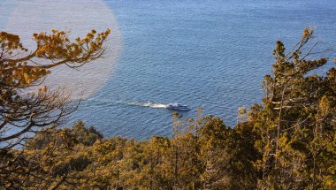 Arjantin, Bariloche 'de Nahuel Huapi Gölü' nde tekne gezisi.