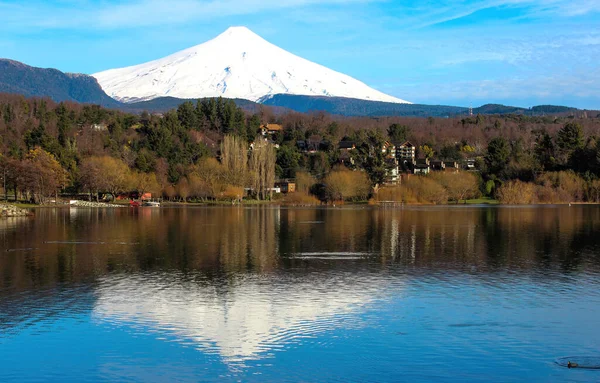 Villarrica Gölü, Pucon, Şili 'nin Patagonya' daki And Dağları.