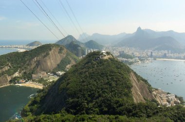 Rio de Janeiro şehri Sugarloaf Dağı 'nın tepesinden görüldü.