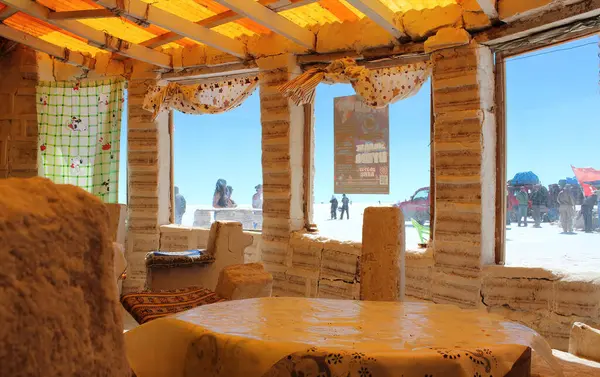 Salar de Uyuni, Bolivya dağlarında bir Salt Hotel 'in içinde.