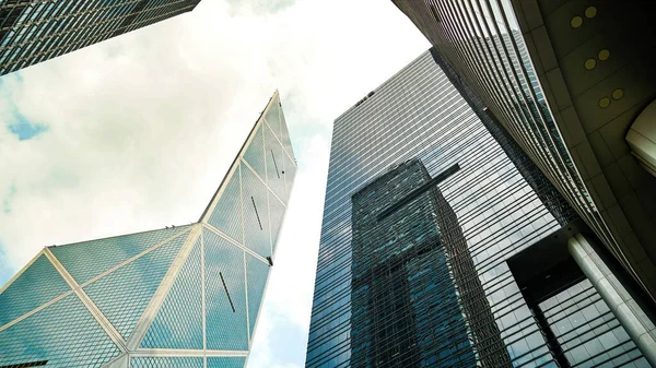 Hong Kong 'un finans merkezinde büyük binalar var.