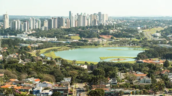 Barigui Park Gölü 'nün havadan görünüşü, Brezilya' nın Paran eyaletinin başkenti Curitiba şehrinin en büyük parkı.