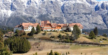 Bariloche 'deki Llao Oteli ve Andes sıradağlarındaki Cerro Tronador, arka planda.