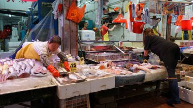 Hong Kong, 03.22.2019, Hong Kong pazarında balık ticareti.