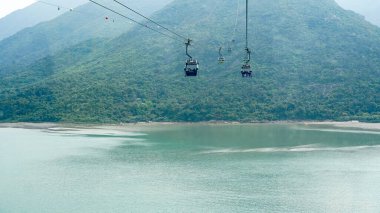 Po Lin Manastırı 'na giden teleferik ve Hong Kong' daki Lantau Adası 'ndaki Ngong Ping Ping Platosu' ndaki büyük Buda heykeli..