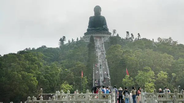 Lantau Adası, Hong Kong, 03.23.2019, Büyük Buda heykeline giden merdiven, Lantau Adası, Hong Kong