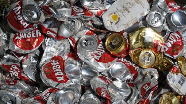 Alüminyum kutular, birada kullanılır, ezilir, geri dönüşüm için