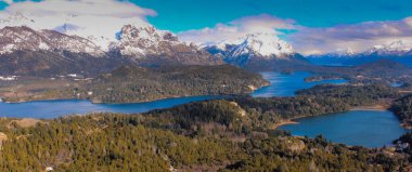 San Carlos de Bariloche bölgesindeki dağ ve göllerin panoramik manzarası, Arjantin Patagonya