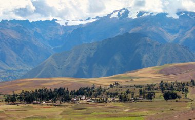 And Dağları, Ollantaytambo 'yu Peru' daki Aguas Calientes 'e bağlayan demiryolundan görülüyor.